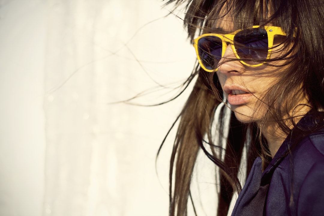 mdchen mit bedruckter werbe sonnenbrille
